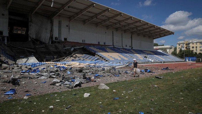 Employees stand at a stadium damaged by a Russian military strike, amid Russia's attack on Ukraine, in Bakhmut Ukraine July 12, 2022. REUTERS/Gleb Garanich