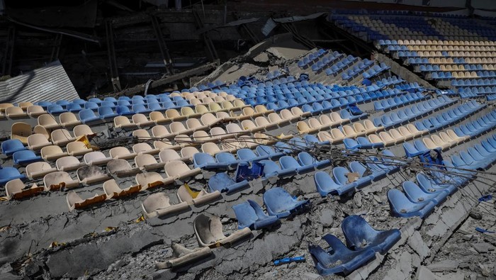 Employees stand at a stadium damaged by a Russian military strike, amid Russia's attack on Ukraine, in Bakhmut Ukraine July 12, 2022. REUTERS/Gleb Garanich