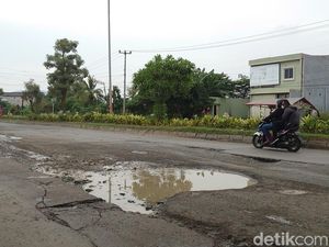 Tak Kunjung Diperbaiki, Jalan Berlubang di Cilegon Ditambal Warga Pakai Tanah
