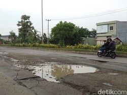 Tak Kunjung Diperbaiki, Jalan Berlubang di Cilegon Ditambal Warga Pakai Tanah