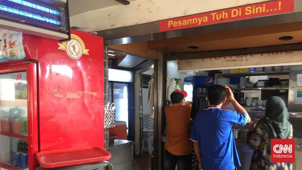 Warung Bakso Mang Oedin Jeddah, Arab Saudi ramai dikunjungi pembeli jemaah haji asal Indonesia.