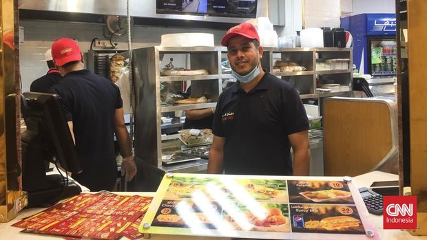 Amin pengelola kedai ayam goreng di sekitar Masjid Nabawi, Madinah yang lancar berbahasa Indonesia sehingga menarik pelanggan asal RI. CNN Indonesia/Suriyanto