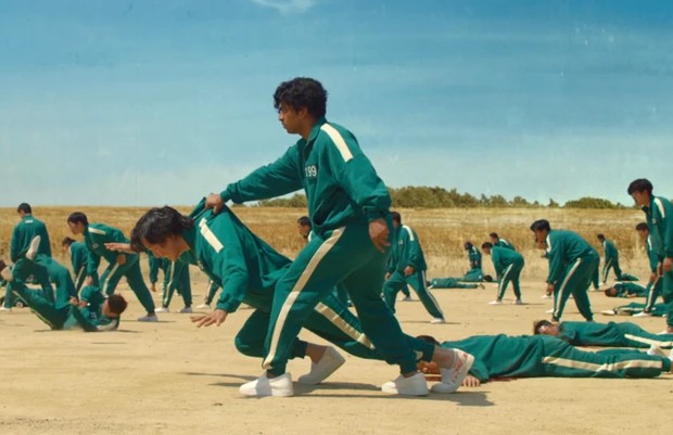 Walaupun belum saling mengenal dengan dekat, tetapi Ali membantu Gi Hun yang hampir jatuh dalam permainan Lampu Merah-Lampu Hijau.