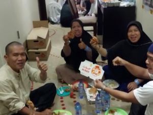Andre Rosiade Jamu Makan Siang Ratusan Jemaah Haji Sumbar di Makkah Andre Rosiade Jamu Makan Siang Ratusan Jemaah Haji Sumbar di Makkah