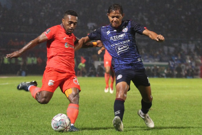 Pesepak bola Arema FC Adam Alis (kanan) berusaha merebut bola yang dikuasai pesepak bola Borneo FC Terens Owang Priska (kiri) dalam laga Final Piala Presiden Leg Pertama di Stadion Kanjuruhan, Malang, Jawa Timur, Kamis (14/7/2022). ANTARA FOTO/Ari Bowo Sucipto/rwa.
