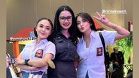 8 Adu Gaya Yuni Shara Vs Ririn Ekawati Pakai Seragam SMA & Rok Mini, Bak ABG