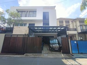 Polresta Serang Kota Geledah Rumah Nikita Mirzani Polresta Serang Kota Geledah Rumah Nikita Mirzani