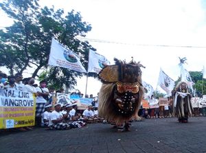 Bendesa Intaran Tegaskan Demo LNG Tidak Gunakan Barong-Rangda Sakral Bendesa Intaran Tegaskan Demo LNG Tidak Gunakan Barong-Rangda Sakral