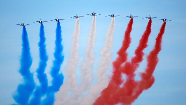 Atraksi Pesawat hingga Parade Militer Meriahkan Bastille Day