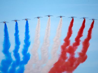 Atraksi Pesawat hingga Parade Militer Meriahkan Bastille Day