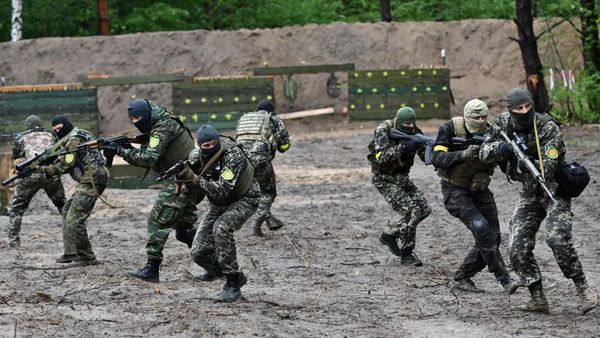Begini Latihan Tempur Pasukan Ukraina di Bucha, Siap Lawan Rusia
