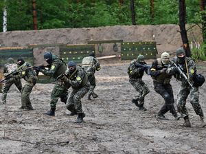 Begini Latihan Tempur Pasukan Ukraina di Bucha, Siap Lawan Rusia