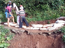 Longsor Seret Rumah di Gegerbitung Sukabumi