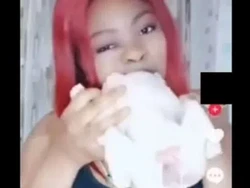 Hobi Pamer Makan Daging Ayam Mentah, Akun Wanita Ini Diblokir TikTok