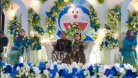 10 Foto Pengantin Viral Bikin Ngakak, Pakai Adat Jawa, Dekornya Doraemon