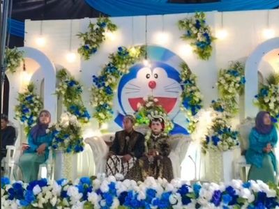 10 Foto Pengantin Viral Bikin Ngakak, Pakai Adat Jawa, Dekornya Doraemon