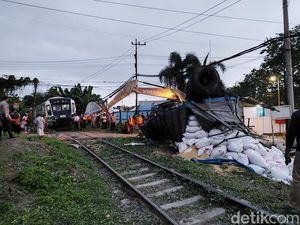Bak Gandengan Truk Lepas Saat Nanjak Tertabrak Kereta Api di Gresik