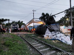 Bak Gandengan Truk Lepas Saat Nanjak Tertabrak Kereta Api di Gresik