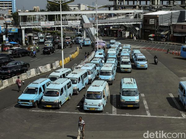 Deretan Angkot di Jakarta Usai Polemik Pemisahan Kursi Pria-Wanita