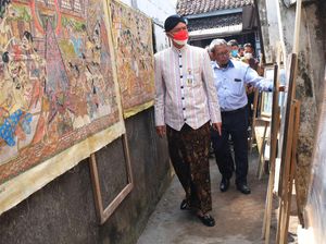 Potret Ganjar Blusukan ke Rumah Seniman Wayang Beber