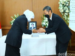 Khofifah-Emil Sampaikan Dukacita Wafatnya Shinzo Abe ke Konjen Jepang