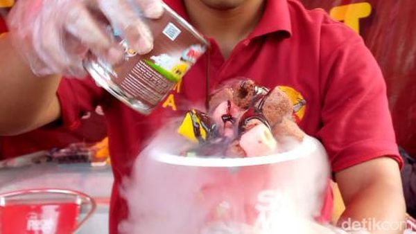 Potret Penjual Ice Smoke, Risiko Melepuh di Balik Kepulan Asap Nitrogen Cair