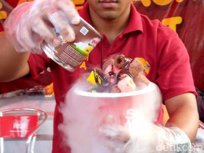 Potret Penjual Ice Smoke, Risiko Melepuh di Balik Kepulan Asap Nitrogen Cair