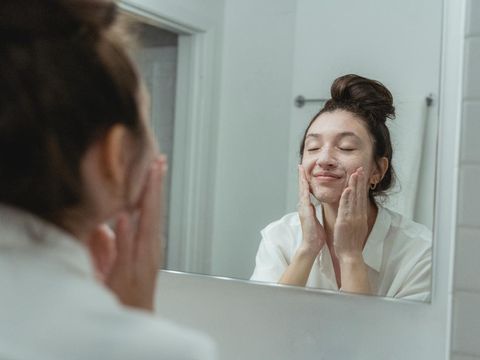 Jangan malas merawat kulit wajah/Foto: Pexels/Miriam Alonso