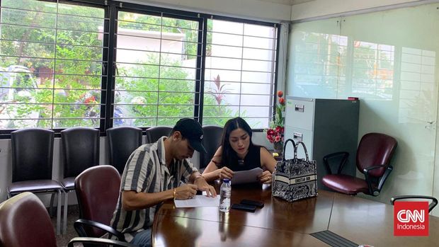 Jessica Iskandar dan Vincent Verhaag Jessica Iskandar dan Vincent Verhaag melaporkan dugaan kasus penipuan di Elza Syarief Law Office, Jakarta, Kamis (14/7).
