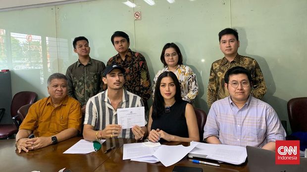 Jessica Iskandar dan Vincent Verhaag Jessica Iskandar dan Vincent Verhaag melaporkan dugaan kasus penipuan di Elza Syarief Law Office, Jakarta, Kamis (14/7).