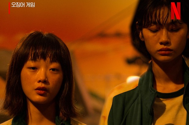 Ji Young dan Sae Byeok dalam permainan kelereng menjadi momen mengharukan lainnya yang berhasil menguras emosi dan air mata penonton karena Ji Young yang mengalah dan mati.