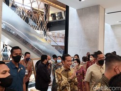 Jokowi Kunjungi Sarinah, Jalan Bareng Megawati hingga Puan