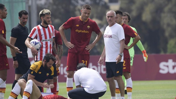 ALBUFEIRA, PORTUGAL - JULY 13: AS Roma coach Josè Mourinho during the Pre-season Friendly match between Sunderland AFC and AS Roma at Albufeira Muncipal Stadium on July 13, 2022 in Albufeira, Portugal. (Photo by Luciano Rossi/AS Roma via Getty Images)