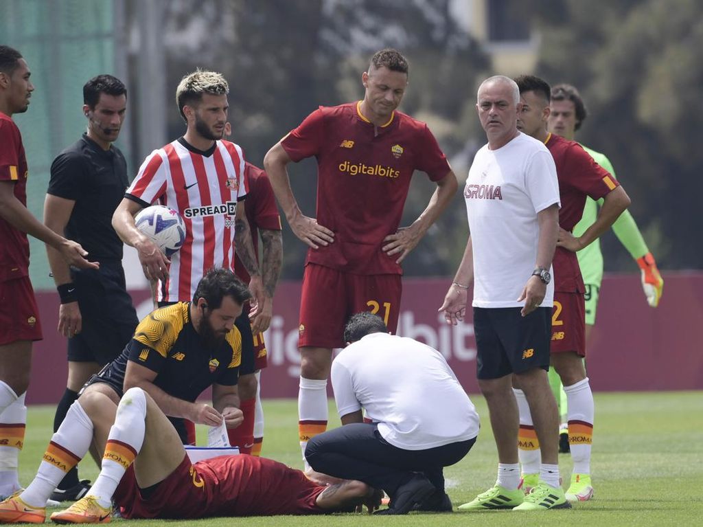 Duh, Mourinho Protes dan Terobos Lapangan di Laga Pramusim Roma Duh, Mourinho Protes dan Terobos Lapangan di Laga Pramusim Roma