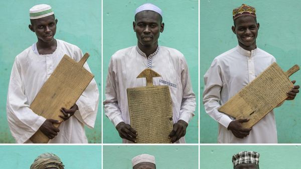 Potret Anak Muda Sudan yang Belajar Al-Quran di Papan Kayu