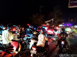 Perempatan Metatu di Gresik Macet