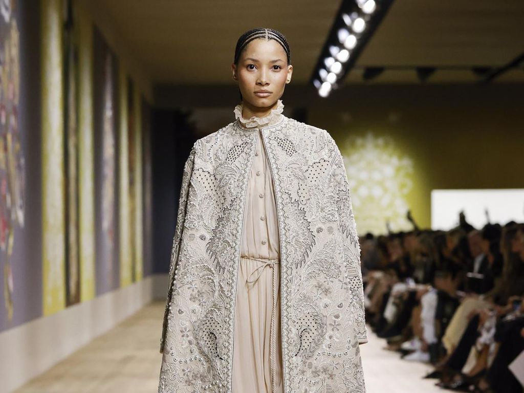 10 Koleksi Busana Indah Dior Couture 2022, Terinspirasi Pohon Kehidupan