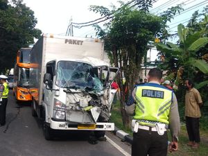 Bus dan 3 Truk Kecelakaan Beruntun di Tabanan