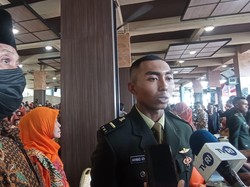 Tangis Bangga Penjual Rumput Lihat Anak Lulus Jadi Perwira TNI AD