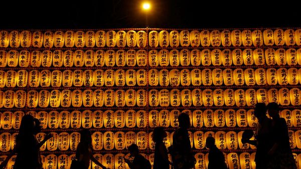 Glowing Banget! Ribuan Lampion Meriahkan Festival Mitama di Jepang