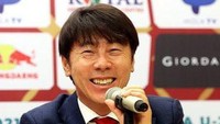 Boleh jadi ekspresi Pelatih Timnas Indonesia Shin Tae-yong ini mewakili para suporter Indonesia usai melihat hasil-hasil Vietnam dan Thailand. Bukan begitu? (Foto: Twitter/Internet)
