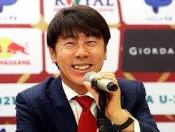 Boleh jadi ekspresi Pelatih Timnas Indonesia Shin Tae-yong ini mewakili para suporter Indonesia usai melihat hasil-hasil Vietnam dan Thailand. Bukan begitu? (Foto: Twitter/Internet)