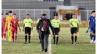 Sempat muncul unggahan pelatih fisik Vietnam yang menyebut mereka dan Thailand adalah lawan selama 75 menit dan kawan selama 15 menit di laga fase grup. Barangkali sudah seharusnya kawan kompak begini ya? (Foto: Twitter/Internet)