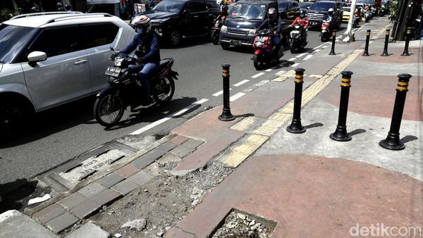Penampakan Jalur Pedestrian Jalan Dewi Sartika Cawang yang Rusak