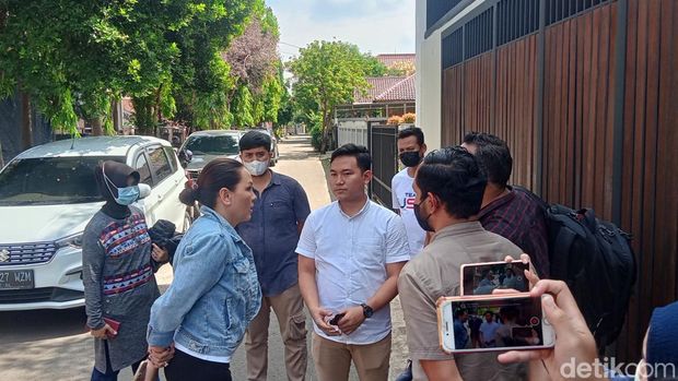 Rumah Nikita Mirzani digeledah polisi.