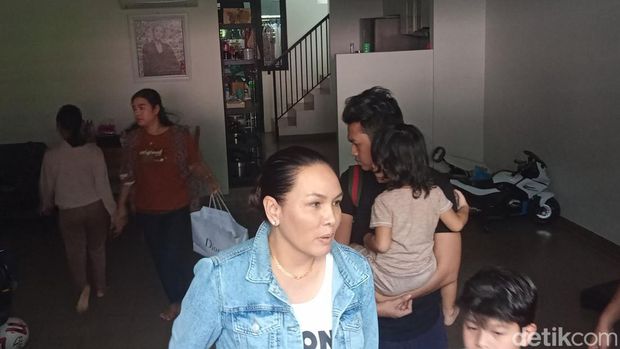 Rumah Nikita Mirzani digeledah polisi.