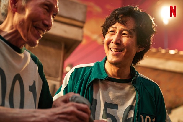 Momen Gi Hun diselamatkan oleh peserta lainnya adalah saat Oh Il Nam memberikan kelerengnya untuk Gi Hun agar Gi Hun bisa memenangkan permainan.