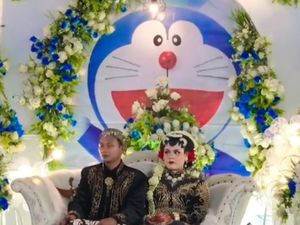 Pengantin Viral Bajunya Adat Jawa, Dekorasinya Doraemon, Dikira Acara Ultah