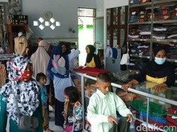 Penjualan Seragam Sekolah di Pasuruan Laris Jelang Tahun Ajaran Baru