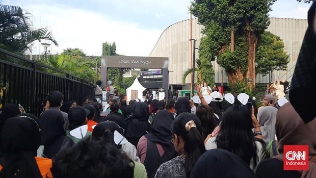Para penonton konser salah satu member One Direction, Louis Tomlinson mulai memadati lokasi konser yang digelar di Tennis Indoor Senayan, Jakarta, Kamis (14/7).